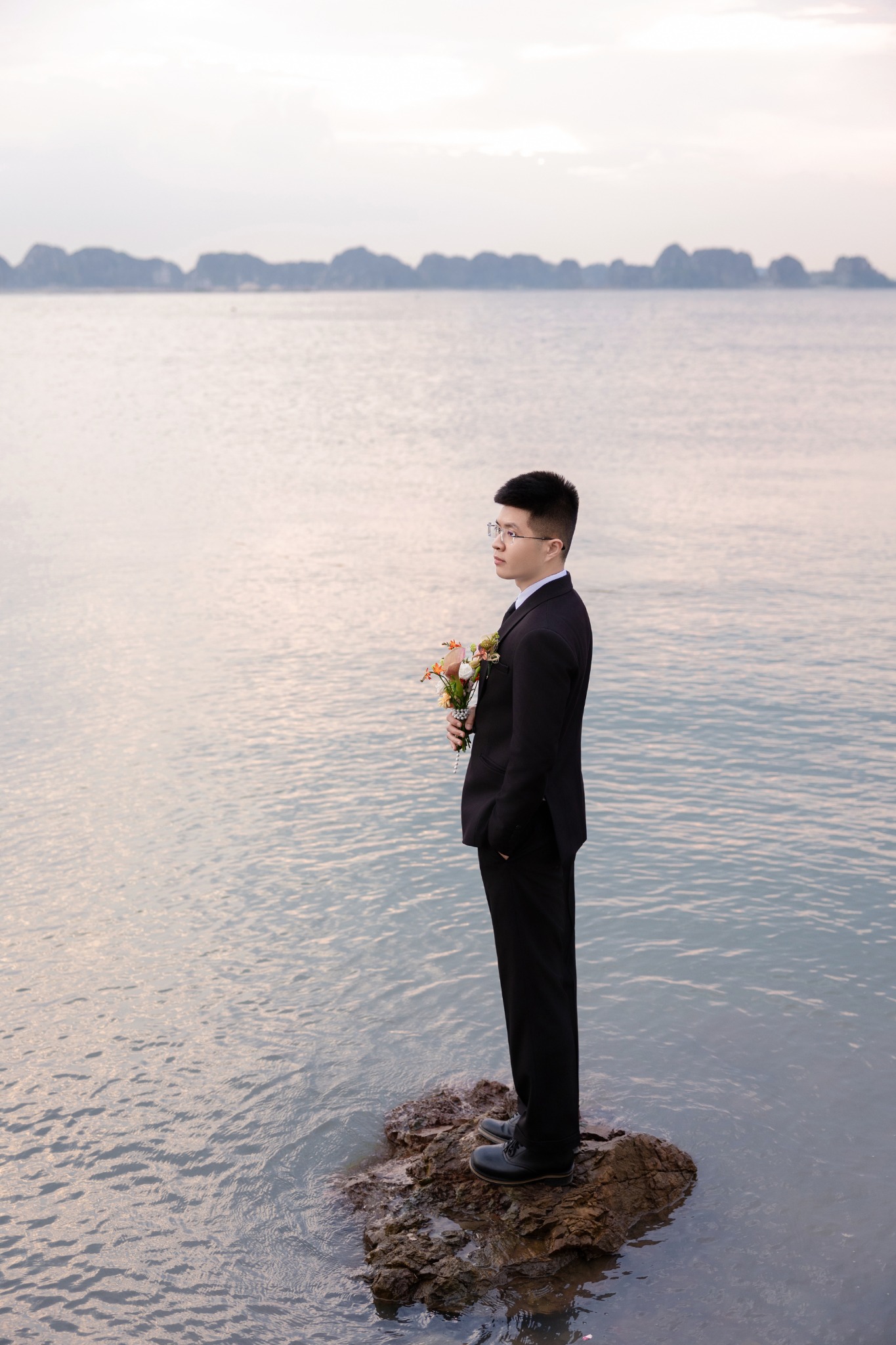 Chú rể bên biển